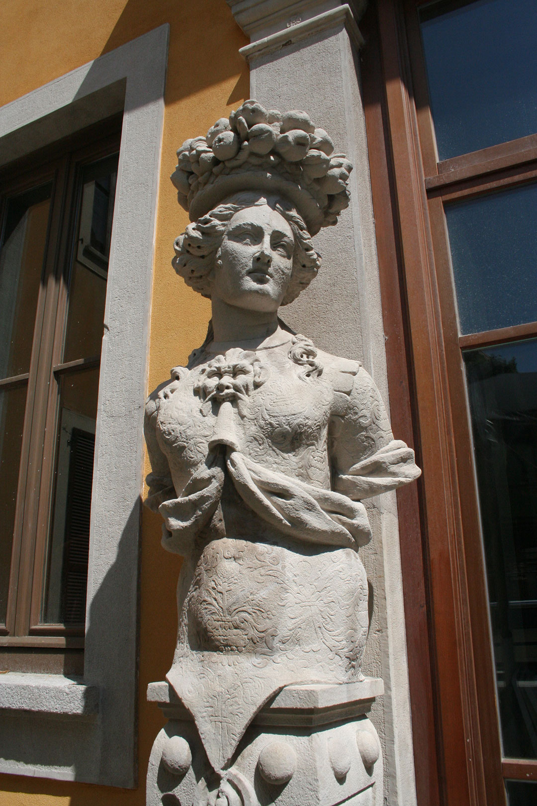 Villa Litta external sculture