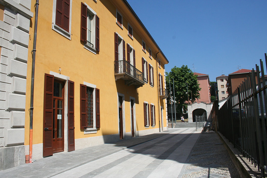 Villa Litta shuters, paving, facade restored